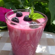 Коктейль с ежевикой