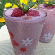 Молочный коктейль с малиной