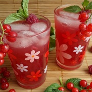 Лимонад из смородины, малины и яблок