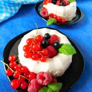 Молочно-сливочное желе с ягодами