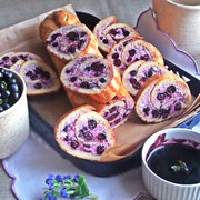 Бисквитный рулет с творогом и черникой