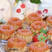 Испеченные ананасово-клубничные пончики