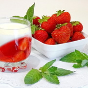 Имбирная панна-котта с клубникой