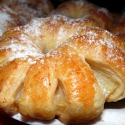 Цветы из ананасов в слоеном тесте