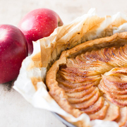 Яблочный тарт с карамельным кремом и корицей