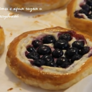 СЛОЕНЫЕ ГАЛЕТЫ С КРИМ ЧИЗОМ И ГОЛУБИКОЙ