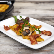 Картофельные вафли или драники с хрустящим беконом и лесными грибами