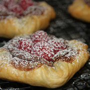 СЛОЙКИ-КОНВЕРТИКИ С НУТЕЛЛОЙ И МАЛИНОЙ 