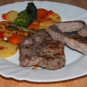 Стейк с овощами на гриле