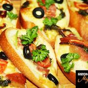 Горячие бутерброды со шпеком и соусом песто