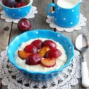 Молочная рисовая каша с запеченными сливами