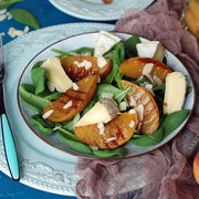 Салат с нектарином на гриле и камамбером