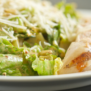 Цезарь с куриной грудкой и сухариками на Новый год