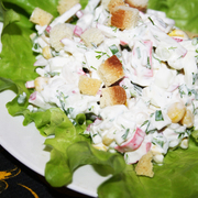 Салат с крабовыми палочками и редисом "Новогоднее чудо"