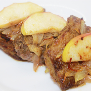Вкусная Говяжья печень с яблоками и луком по-берлински