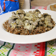 Почки с вешенками в сметане с гречкой