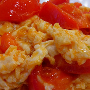 Жареные помидоры с яйцами