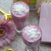 Снежный смузи с бананом и черникой