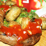 Острые говяжьи и чесночные свино-говяжьи домашние колбаски и тёплый соус "Глянец" к ним