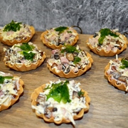 Тарталетки с копченой курицей и грибами