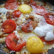 Яичница на сале с помидорами.