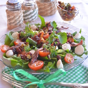 Салат из рукколы с черри и моцареллой