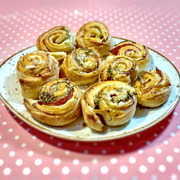 Слоеные рулетики с ветчиной и сыром.