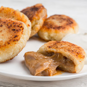 Как приготовить СЫРНИКИ СО СГУЩЁНКОЙ внутри Рецепт СЫРНИКОВ БЕЗ МУКИ