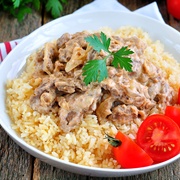 Строганов из куриной печени с пряным рисом