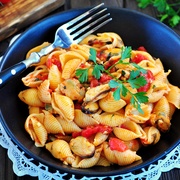 Макароны с мидиями в томатном соусе