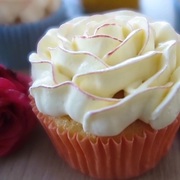 Розы из масляного крема. Украшение капкейков.