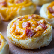 Мини пицца из слоеного теста. Вкуснее и проще рецепта вы не найдете