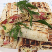 Шикарная закуска.Быстрые горячие рулеты с беконом и сыром в лаваше.