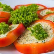 Красивая закуска из перцев и сыра. Блюдо, которое съедают первым