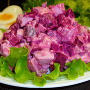 Салат со свеклой, сыром и селедкой