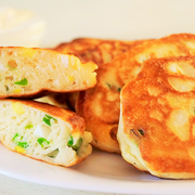 Ленивые пирожки или Оладьи с зеленым луком и яйцом