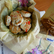 Куриные котлеты с болгарским перцем и свежим огурцом.