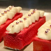 муссовое пирожное с белым шоколадом, яблочным компоте и коржом из медовика