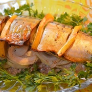 Скумбрия с лимоном и луком в духовке