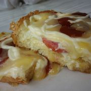 Утренний горячий бутербродик с яйцом на завтрак.