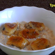 Овсяная каша с карамелью и бананом