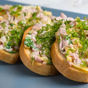 Улетные бутерброды с колбасой и сыром. Закуска, которая разлетаются на Ура!