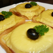 Гавайские тостики- бутерброды, которые готовятся легко и съедаются с удовольствием.