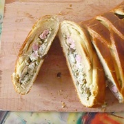 Рулет из слоенного теста с грибами, ветчиной и сыром