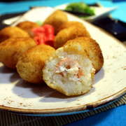 Рисовые шарики с креветками в кляре.