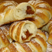 Рогалики (булочки) на фруктовой простокваше с вареньем.