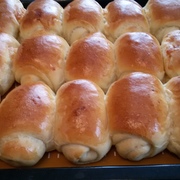 Булочки из дрожжевого теста с сыром.