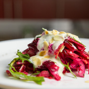 Салат с яблоком и печеной свеклой, зеленью и орехами