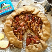 "Ржаная,  яблочная галета с корицей и  грецкими орехом".