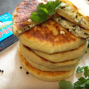 "Сырные лепешки с начинкой из творога и зелени"